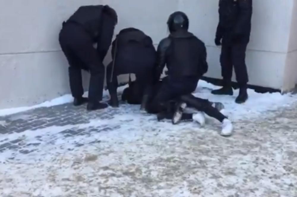 U RUSIJI SE STRASTI NE SMIRUJU: Demonstrant vikao da ne može da diše, a policija ga surovo gušila! (VIDEO)