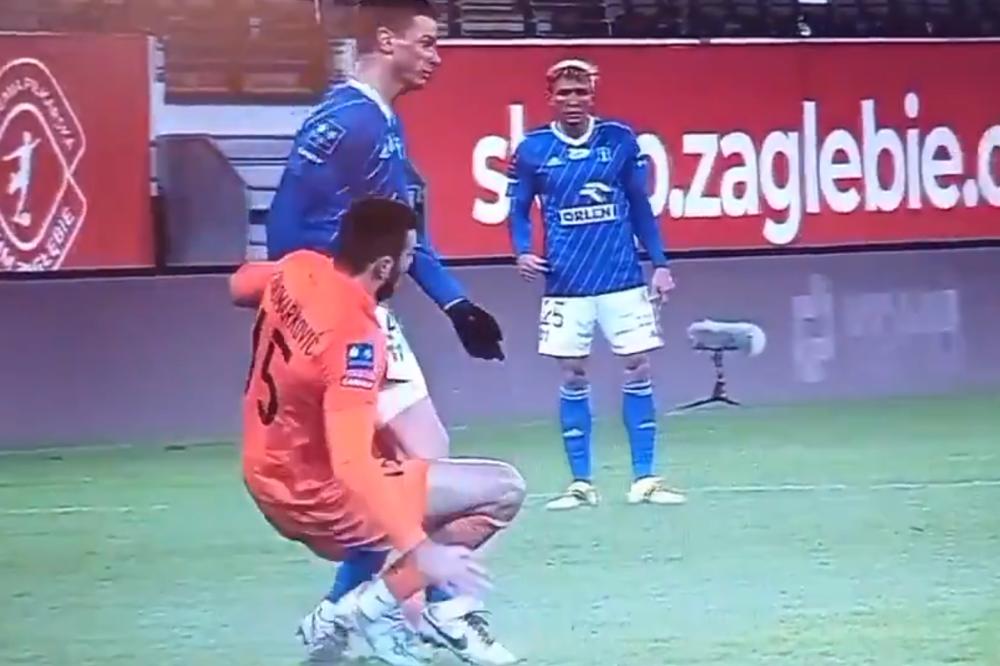 SRPSKI FUDBALER NA STUBU SRAMA U POLJSKOJ: Po instrukciji trenera 'pokosio' rivala i SLOMIO mu nogu! (VIDEO)