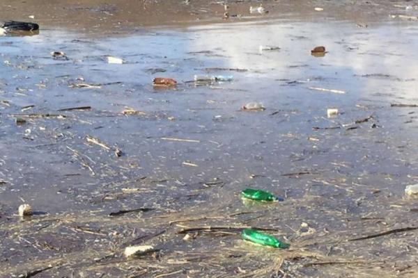 JEZERO ĆELIJE OPET PREPLAVLJENO SMEĆEM: Kiša nanela komunalni otpad koji pliva svuda po vodi! (GALERIJA)