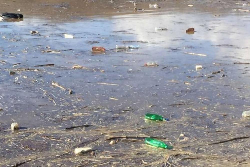 JEZERO ĆELIJE OPET PREPLAVLJENO SMEĆEM: Kiša nanela komunalni otpad koji pliva svuda po vodi! (GALERIJA)