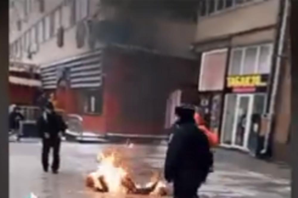 JEZIVA SCENA U CENTRU MOSKVE: Čovek polio benzin po sebi i zapalio se! (VIDEO)