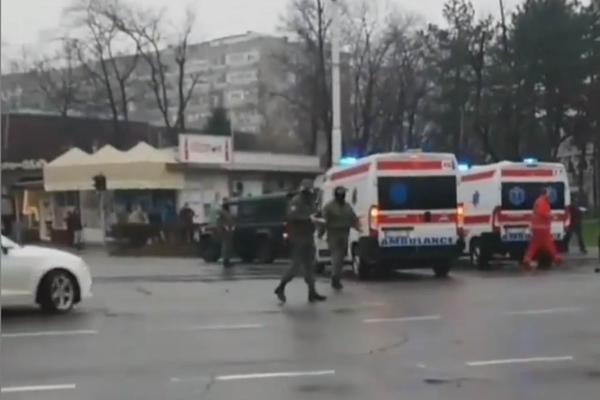 TEŽAK UDES NA NOVOM BEOGRADU: Ima ozbiljno povređenih, jedan automobil totalno SMRSKAN! (VIDEO)