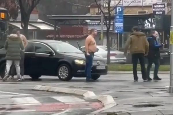 PIJAN I OBNAŽEN HOĆE DA SE BIJE: Pogledajte kako bahati vozač sa 4 POTERNICE divlja na Novom Beogradu (VIDEO)