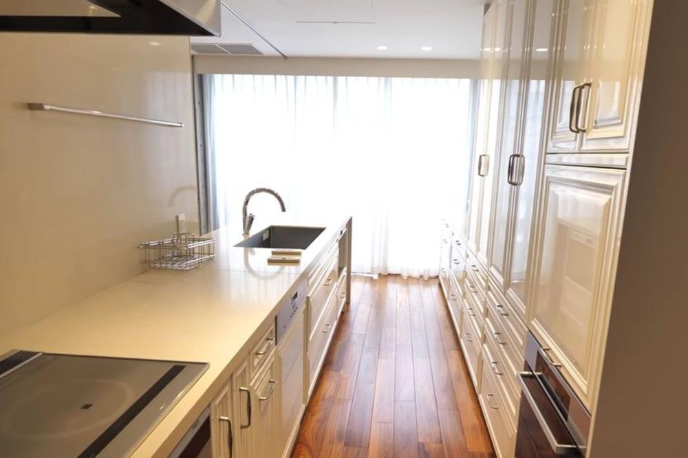 KAKO IZGLEDA STAN OD 20.000 DOLARA MESEČNO: Četiri spavaće sobe, poseban tuš i VRLO ČUDNI PROZORI (VIDEO)