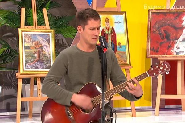 BORA ESKIĆ IZUVEN USRED EMISIJE: Bacao rime u crveno-belim čarapicama! (FOTO)