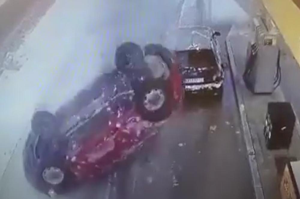 KAMERE SNIMILE NEVEROVATNU SCENU U KARLOVCU Uleteo u benzinsku pumpu, završio na krovu! Zamalo pokosio čoveka