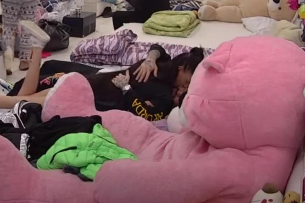 TARA LEGLA NA OŽENJENOG ZADRUGARA PA POČELA STRASNO DA GA LJUBI! Svi gledali sa čuđenjem, kako je to sebi dozvolio?