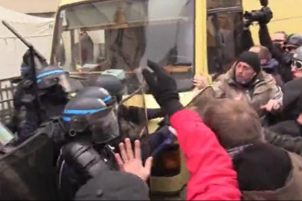 SUKOB DEMONSTRANATA I POLICIJE U PARIZU: Radili PENDRECI, sve je snimljeno (VIDEO)