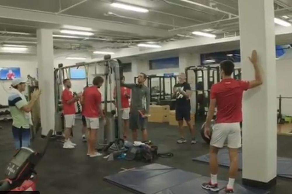 SRPSKI TENISERI PREKINULI TRENING, PA ZAPEVALI MARŠ NA DRINU: Novak udarao takt, odjekivala cela sala! (VIDEO)