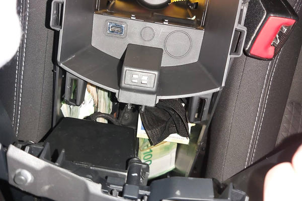 UHVAĆENI PERAČI NOVCA NA BATROVCIMA: Carinici u fabričkim šupljinama pronašli čitavo bogatstvo (FOTO)