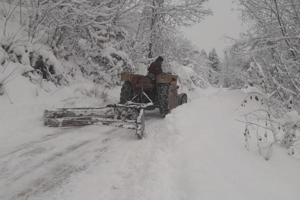 STIŽE POMOĆ ZA UDALJENA SELA NA PEŠTERU: Zbog ogromne količine snega, ove zime proživeli su PRAVU DRAMU!