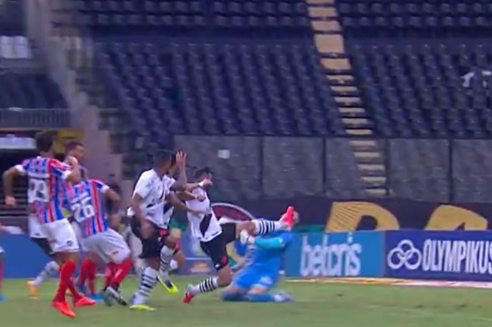 OTKINUO MU POLA FACE KOPAČKOM: A sudija gleda VAR da vidi da li je bilo kontakta?! Ovom ostali tetovirani kramponi!