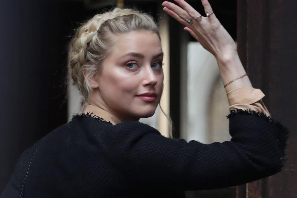 BIZARNA FACIJALNA EKSPRESIJA ZAPREPASTILA JAVNOST: Pogledajte šta Amber radi na SUĐENJU! (VIDEO)