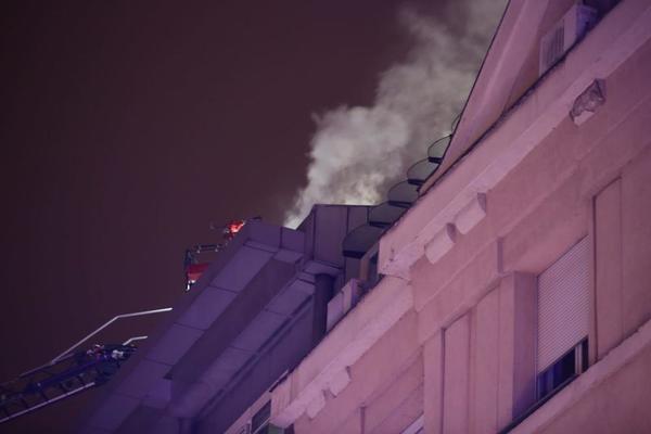 POŽAR NA ZVEZDARI: Plamen zahvatio ELITNU ZGRADU u kojoj su živeli poznati srpski pevači (VIDEO)