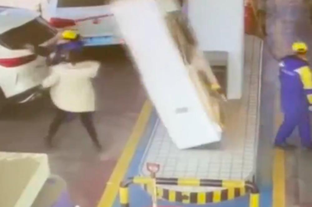 UŽASAN INCIDENT NA PUMPI ZA GORIVO: Zamalo da budu ZDROBLJENI zbog nesavesnog vozača! (VIDEO)