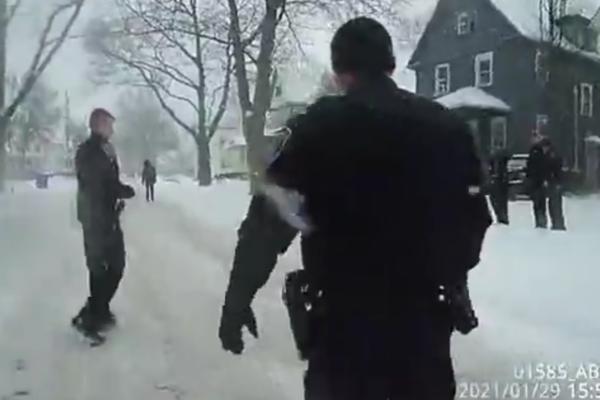 POLICIJA BIBER SPREJOM PRSKALA DEVOJČICU (9): Vikali joj "NEMOJ DA SE PONAŠAŠ KAO DETE"!