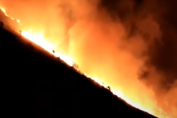 NOVI UŽAS U AUSTRALIJI: Veliki šumski požari se šire, stihija zahvata i grad koji je u blokadi zbog KORONE!