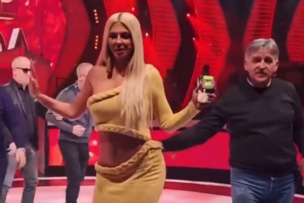 OMAKLA MU SE RUKA PA DOBIO UDARAC! ŠOK VIDEO NA KOME BOSANAC HVATA KARLEUŠU ZA ZADNJICU! (VIDEO)