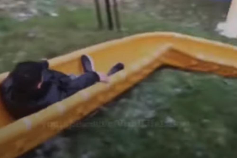 ZAMALO DA POLOMI KIČMU! Zbog ovoga odrasli ljudi ne treba da se spuštaju niz tobogan! (VIDEO)