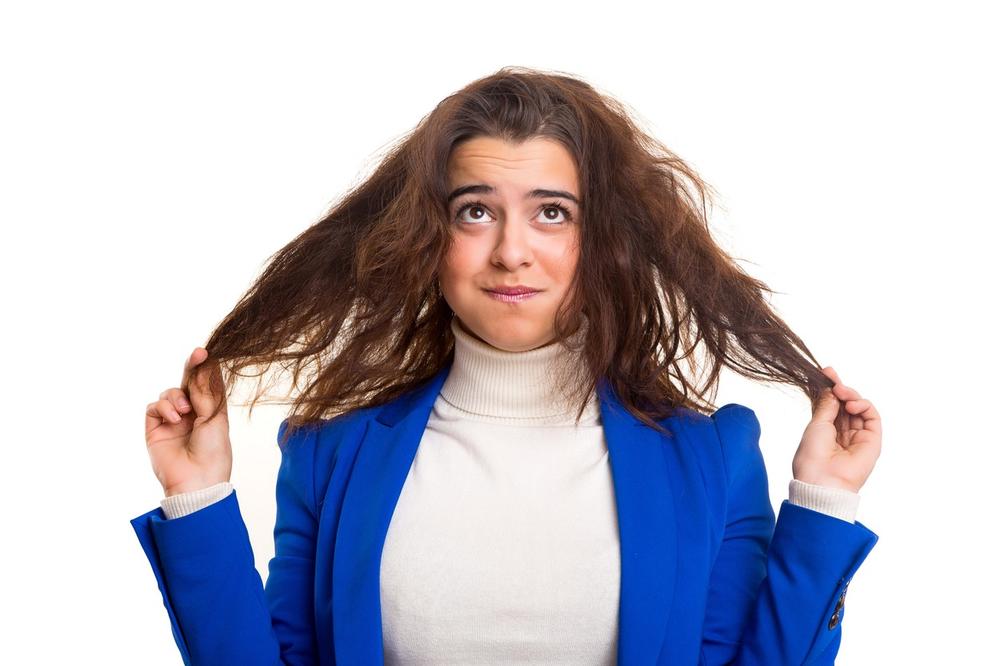 MUKE SA LOKNAMA: Ovo su razlozi što vam je kosa tvrdoglava prilikom uvijanja!