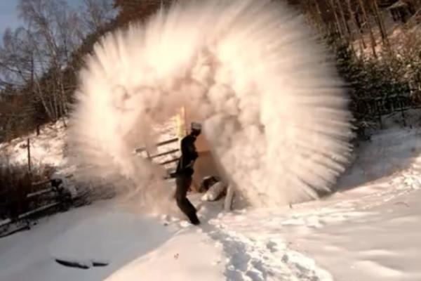 SIBIR: Snimak koji prikazuje kako se čovek zabavlja na -35, prizor je IMPRESIVAN (VIDEO)