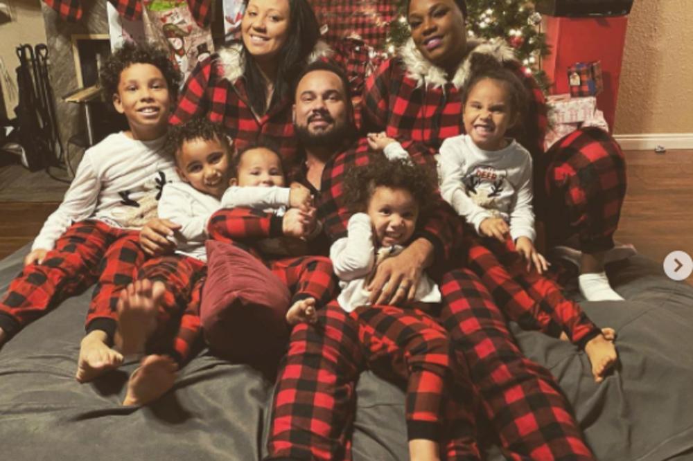 BILI SU 16 GODINA U BRAKU I IMAJU 5 DECE: Onda su upoznali devojku (29) i sad oboje s njom ČEKAJU 6. dete! (FOTO)