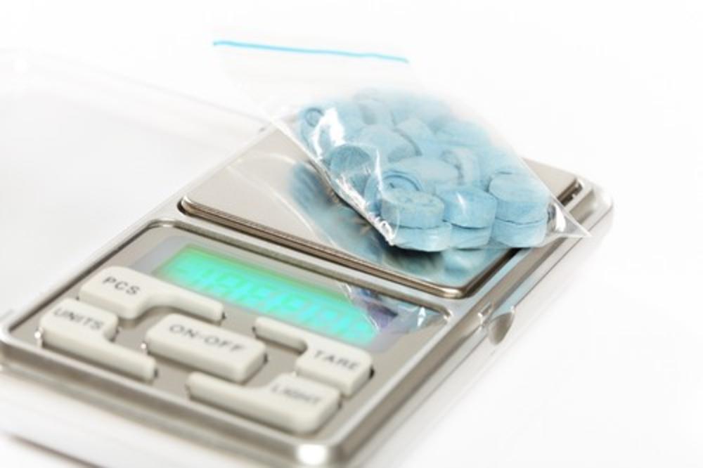 RODITELJIMA ODUZELI DETE JER JE PROGUTALO EKSTAZI KOJE JE NAŠLO: Sad mole državu da im ga vrati