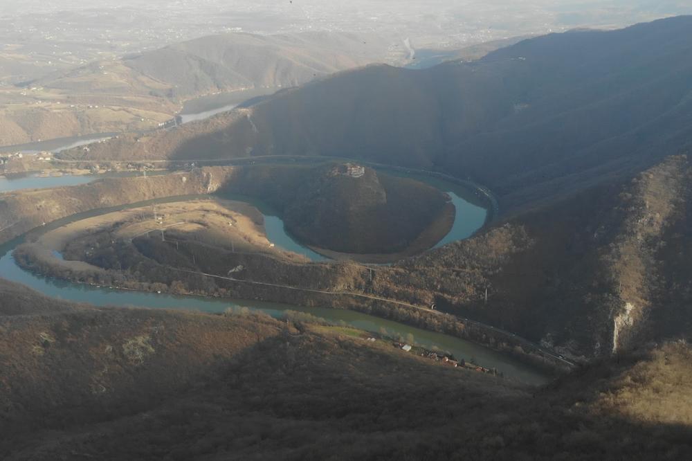 JEDAN OD UBEDLJIVO NAJLEPŠIH VIDIKOVACA U SRBIJI: Pogled sa planine Kablar na VELIČANSTVENE meandre ODUZIMA DAH