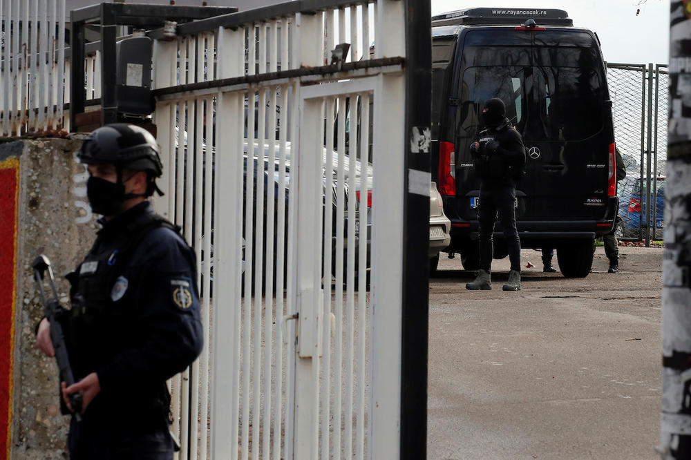 POLICIJA U MAKIŠ DOVEZLA I DŽIP POPULARNOG REPERA! U toku je dovođenje više uhapšenih osoba!