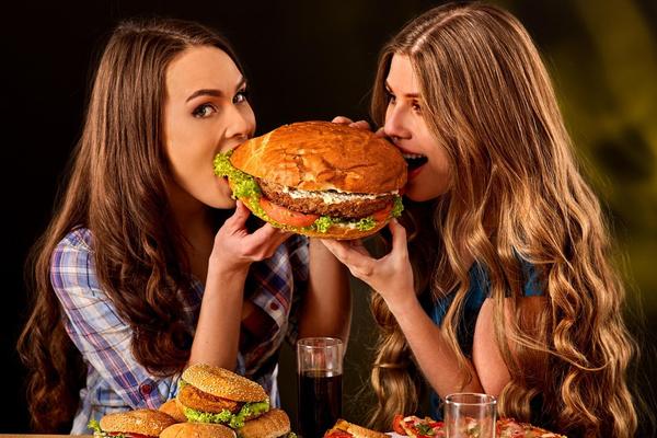 STRUČNJAK ZA NUTRICIONIZAM OTKRIO U KOJIM GODINAMA SE ŽENE NAJVIŠE GOJE - samo na jedan način se to može SPREČITI