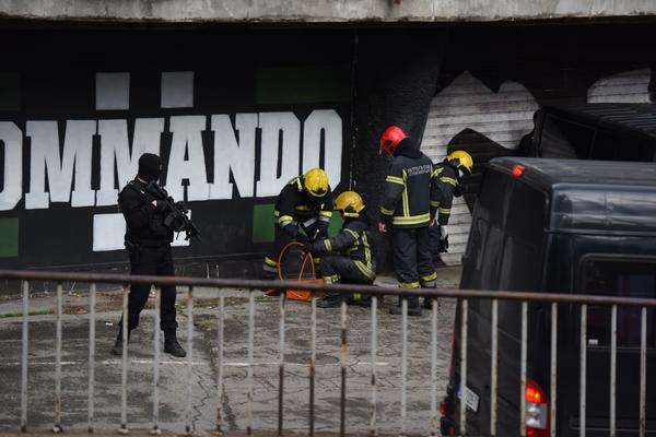 POLICIJA DOVELA VELJU NEVOLJU NA STADION PARTIZANA! Ruše vrata BUNKERA (FOTO)