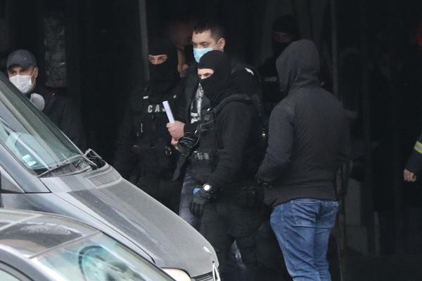 SVEDOCI SARADNICI VELJI ZABIJAJU NOŽ U LEĐA: "Odsekli glavu navijaču i s njom igrali fudbal, sve snimali i delili"