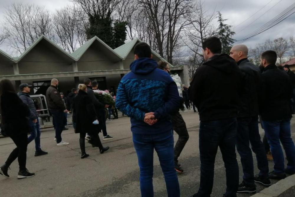 OTAC I SIN SAHRANJENI JEDAN PORED DRUGOG! Drugarica ubijenog Zorana održala potresan govor na Centralnom groblju!