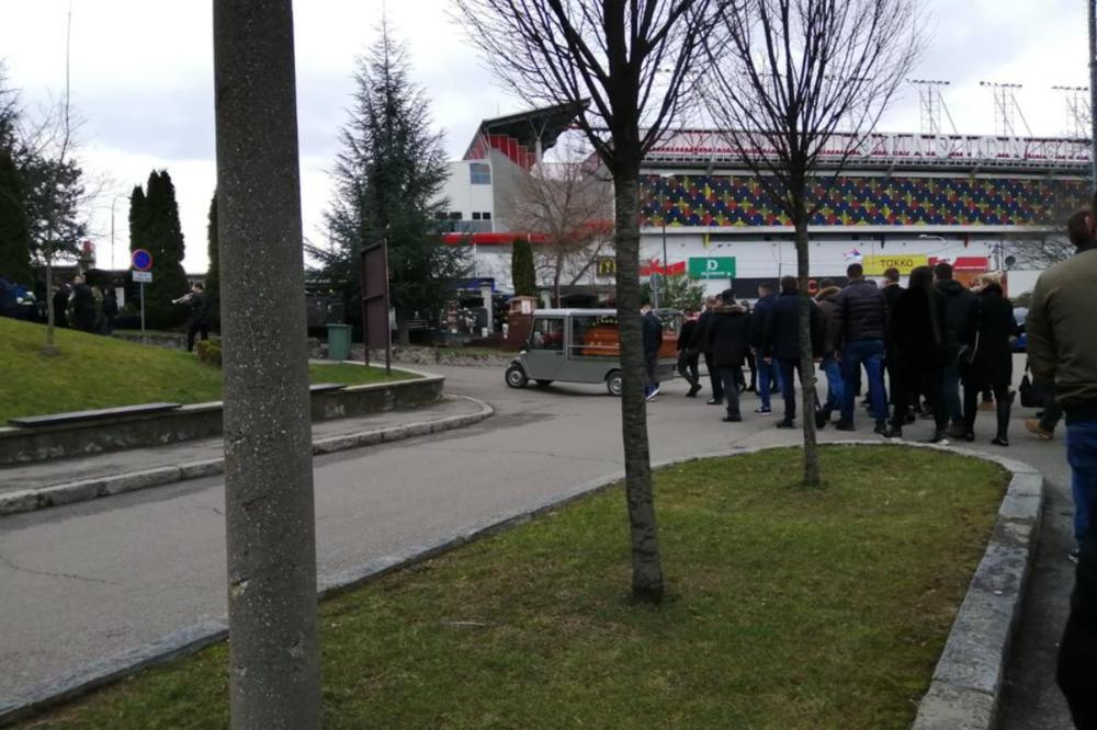 SKOLETOV SIN ISPRAĆEN UZ STIHOVE PESME TIHO NOĆI! Na groblju se okupio veliki broj ljudi i njegovih prijatelja!