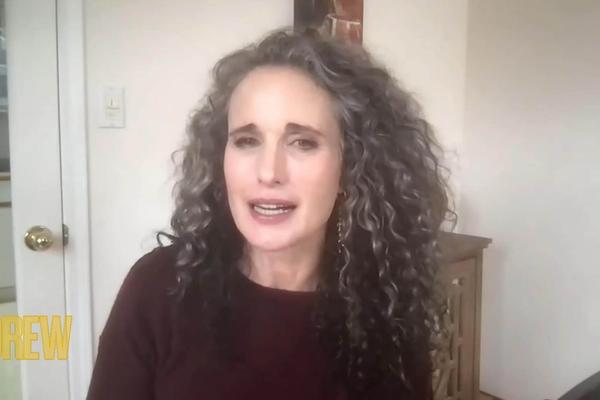 SLAVNA GLUMICA POKAZALA SEDU KOSU: "Nisam se zapustila, ćerke kažu da sad izgledam opako" (VIDEO)