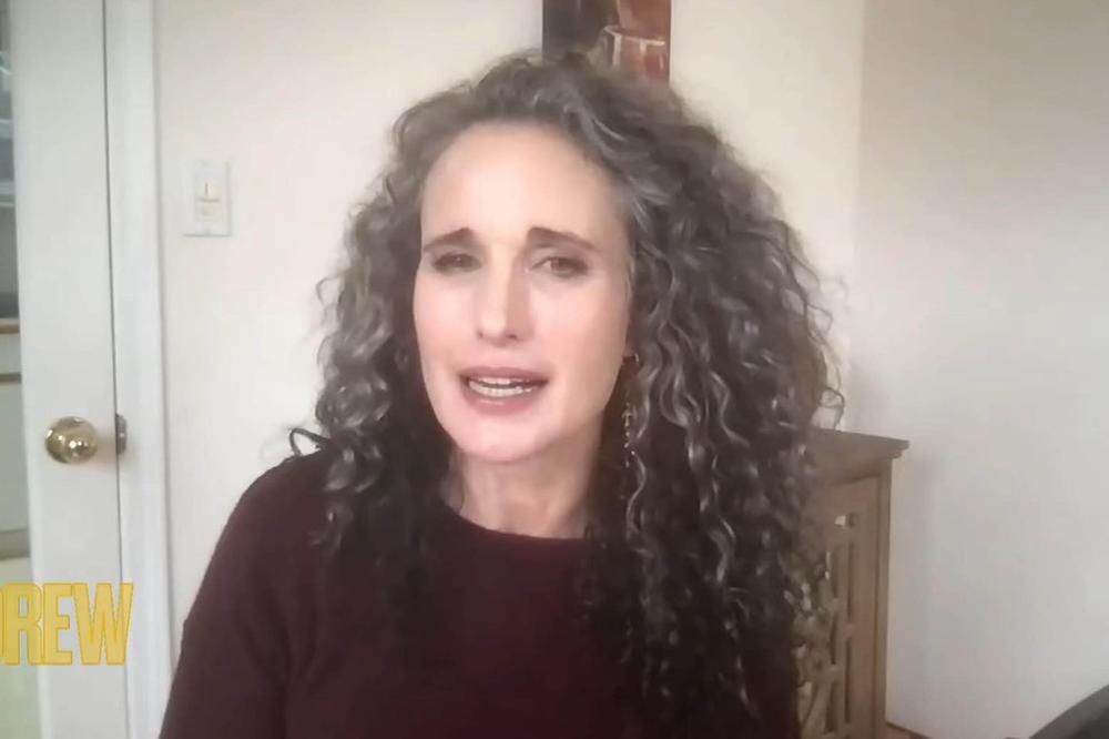 SLAVNA GLUMICA POKAZALA SEDU KOSU: "Nisam se zapustila, ćerke kažu da sad izgledam opako" (VIDEO)