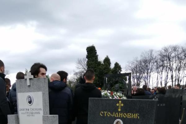 SAHRANJENA DEVOJKA KOJA JE U SUBOTU UBIJENA NA PUMPI U VRANJU: Saru Asanović ispratilo više od 200 ljudi!