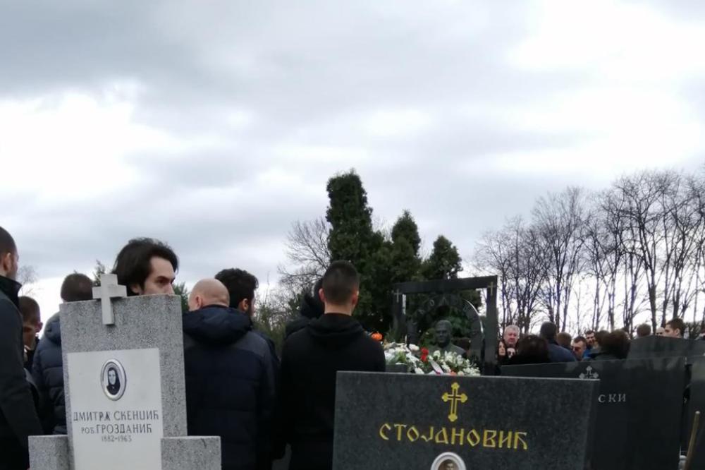 SAHRANJENA DEVOJKA KOJA JE U SUBOTU UBIJENA NA PUMPI U VRANJU: Saru Asanović ispratilo više od 200 ljudi!