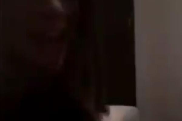 NAJJEZIVIJI NOVI PRIVATNI SNIMAK TARE SIMOV: Priprema DROGU za konzumiranje i priča na stranom jeziku! (VIDEO)