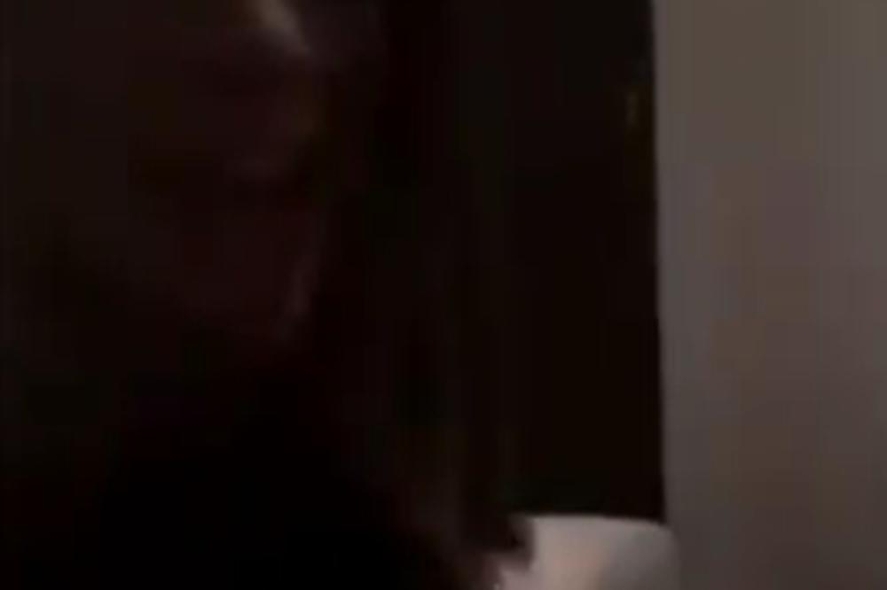 NAJJEZIVIJI NOVI PRIVATNI SNIMAK TARE SIMOV: Priprema DROGU za konzumiranje i priča na stranom jeziku! (VIDEO)