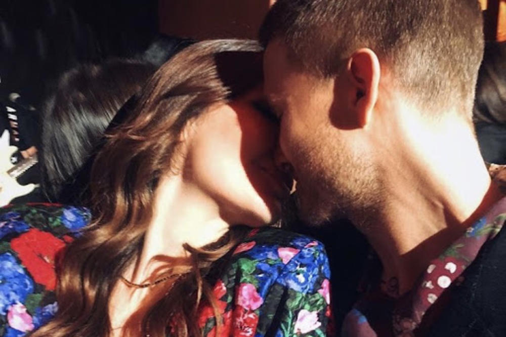 LJUBAV NA PRVI POGLED! Izazivaju pažnju gde god se pojave: Manekenka PONOSNO POZIRA SA 12 GODINA MLAĐIM DEČKOM!