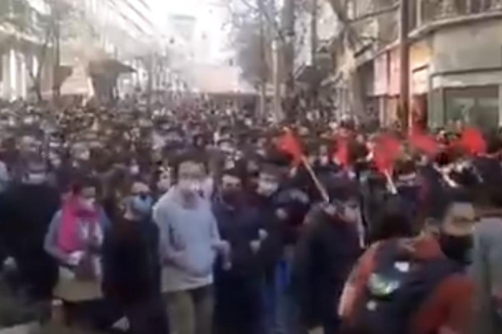U GRČKOJ VLADA OPŠTI HAOS: Dimne bombe, suzavci, policija! (VIDEO)