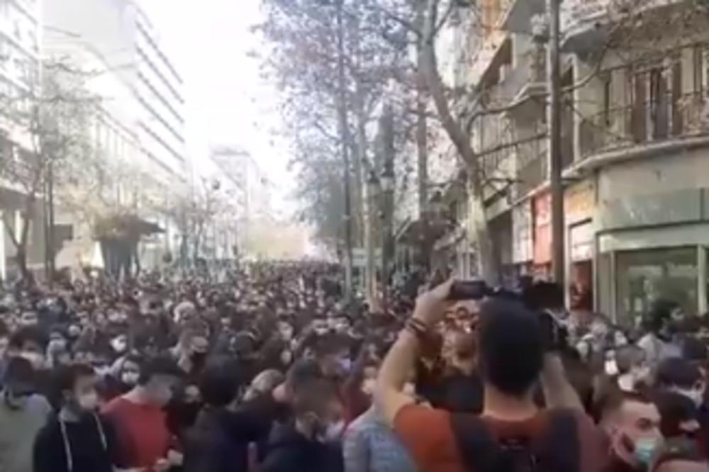 SUKOBI NA ULICAMA ATINE I SOLUNA: Grupa demonstranata bacila dimnu bombu na policiju (VIDEO)