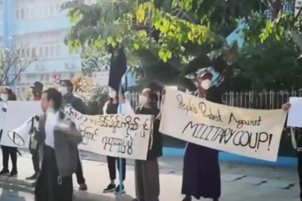 STRASTI U MJANMARU SE NE SMIRUJU: Profesori i studenti protestuju ispred univerziteta u Jangonu!