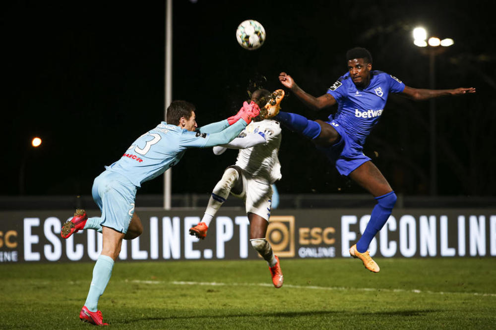 JEZIVA SCENA U PORTUGALIJI: Fudbaler Porta ostao da leži nepomičan posle stravičnog sudara s golmanom! (VIDEO)