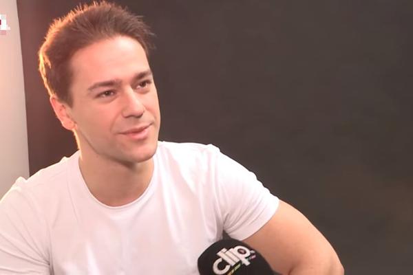 NAJVEĆI FRAJER U "IGRI SUDBINE" NEVEROVATNO LIČI NA SVOG OCA: Glumac se često hvali fotografijama svoje porodice!