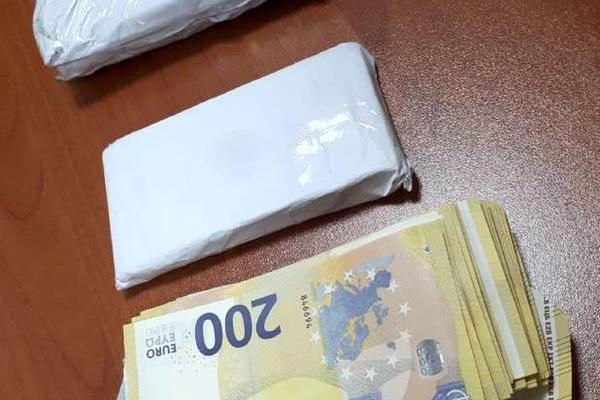 CARINICI KONTROLISALI MERCEDES I PRONAŠLI 82.000 EVRA: Vlasniku vratili 10.000