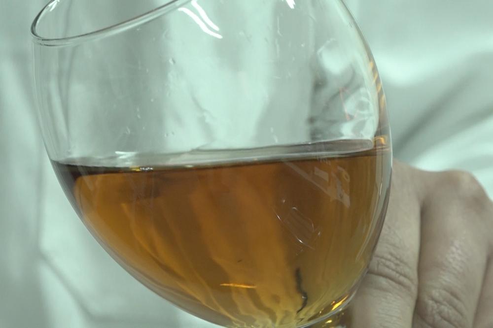 OVA ČUDNA STVAR SE NALAZI U VINU: Uhvatićete se za glavu kada vidite i KOJA, veoma NEOBIČNO