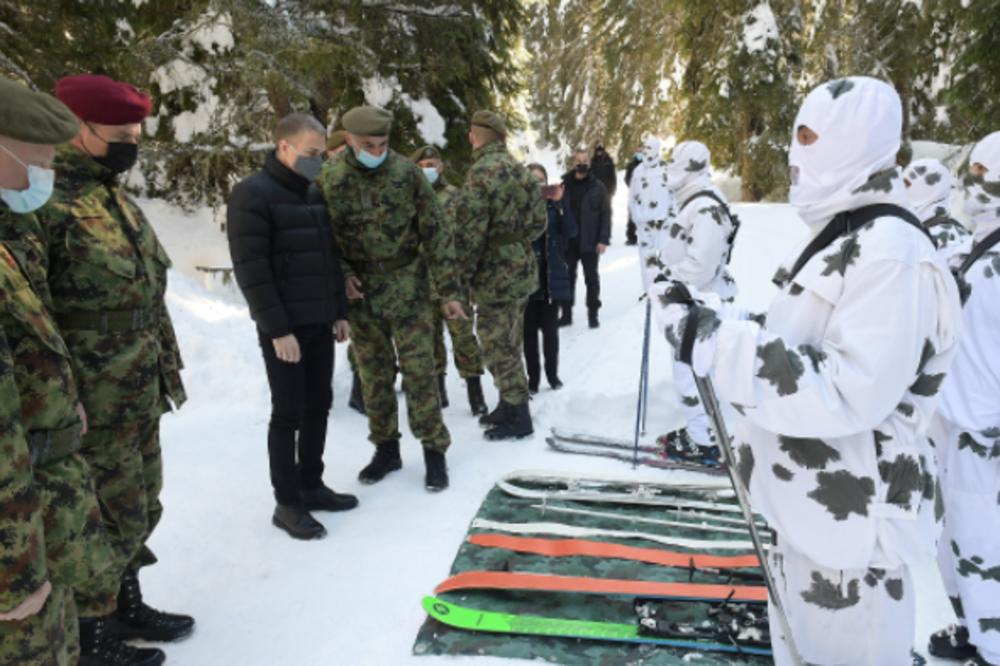 Ministar Stefanović obišao kadete Vojne akademije na obuci u zimskim uslovima na Кopaoniku