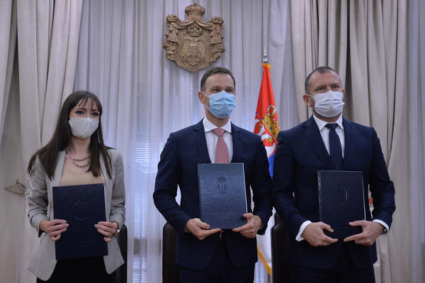 POTPISAN UGOVOR SA DOBITNICOM STANA U NASELJU "ZEMUNSKE KAPIJE"! Ministar Mali: U prave ruke je pristigao!